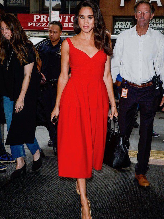 ميغان ماركل في فستان أحمر