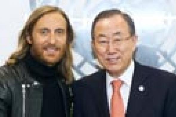 ديفيد جيتا يعرض كليب "One Voice" على مبنى الأمم المتحدة لجمع التبرعات للفلبين