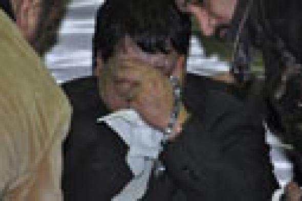 بالصور: شعبان عبد الرحيم يبكي في عزاء زوجته