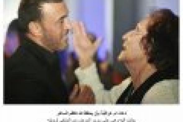 بالصورة : سيدة عراقية تقوم من فراش المرض للدعاء لكاظم الساهر