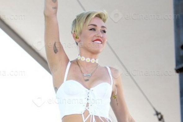 مايلى سايرس تدعم حملة للتعرى