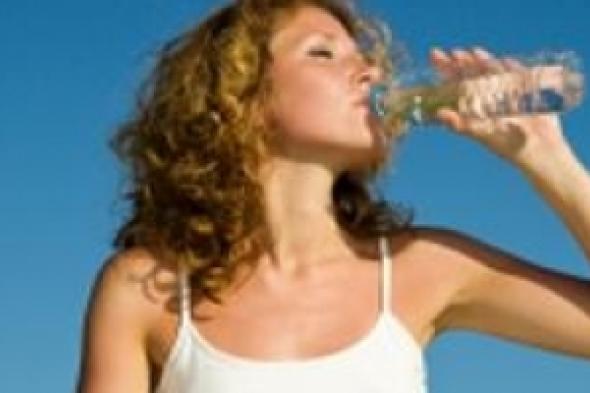 تناول الماء بشكل كاف يحميكِ من مشاكل البول