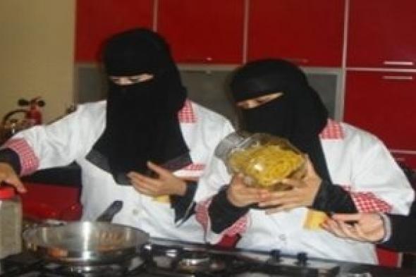 فتيات سعوديات تتجاوز مهارتهن «اللقمة الهنية» إلى أبعد من ذلك