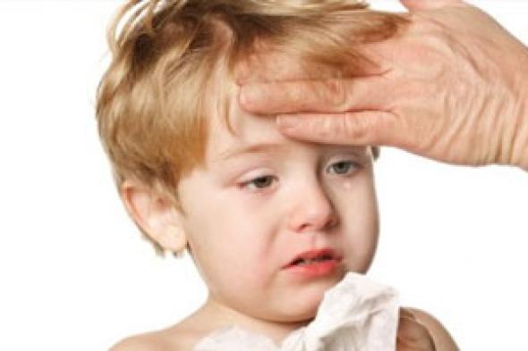 القىء وارتفاع الحرارة من أعراض إصابة الطفل بالأمراض فى الأشهر الأولى