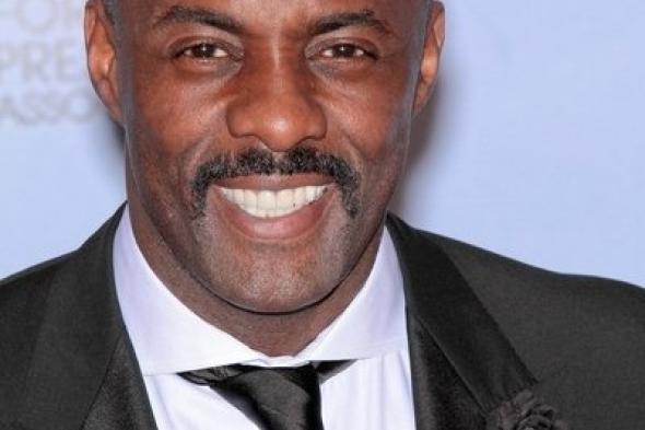 إدريس إلبا ينجو من حادث انقلاب سيارة