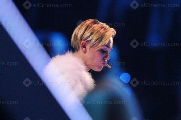 مايلي سايرس تنفي إدعاءات جو جوناس بتحريضه على تعاطي المخدرات