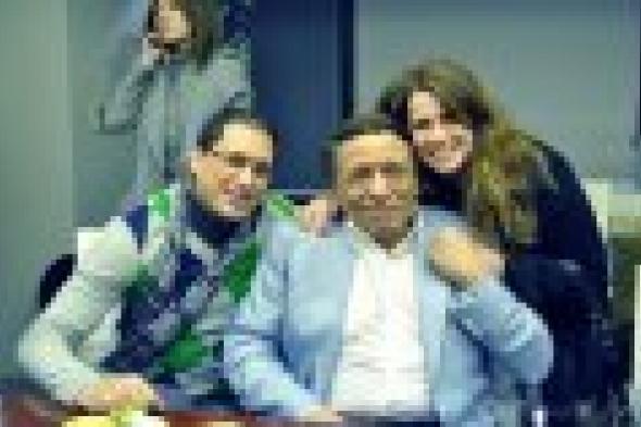 بالصور: عادل إمام وأبطال صاحب السعادة في جلسة عمل قبل بدء التصوير