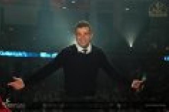 بالصور : عمرو دياب يتألق فى حفل رأس السنة برومانيا