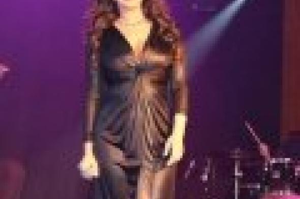 بالصور: إليسا تتألق فى حفل ليلة رأس السنة بفستان أسود