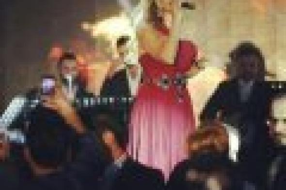 بالصور: نوال الزغبي تخطف الأضواء بفستانها الأحمر في حفل رأس السنة