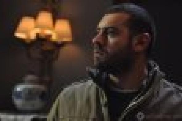 بالفيديو: نجوم الفن يواسون الفنان عمرو يوسف في عزاء والده