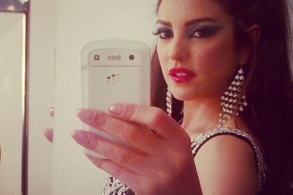 درة وعثمان أبو لبن وأحمد عبدالله يدعون بالشفاء لمدير التصوير محسن أحمد