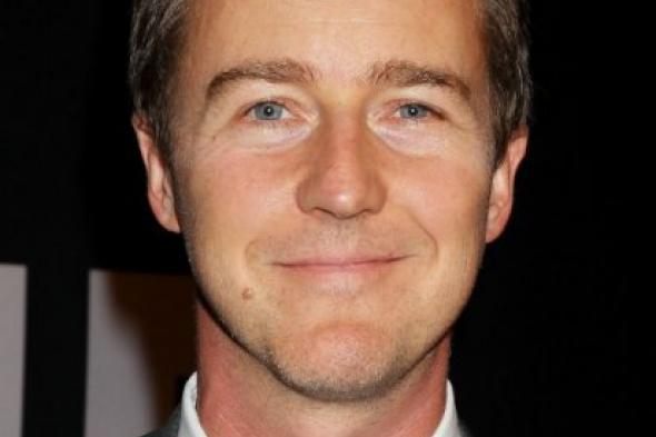 إدوارد نورتن يكشف عن ابنه لأول مرة