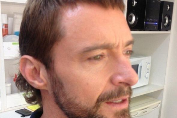 بالصورة: "لوك" جديد لهيو جاكمان من أجل Chappie