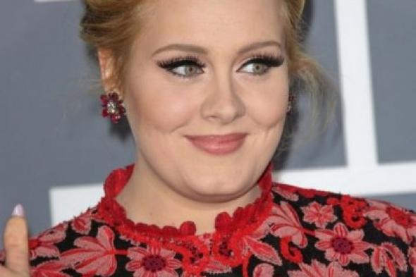 ألبوم أديل الأول يتصدر قائمة الألبومات الأكثر مبيعاً إلكترونياً