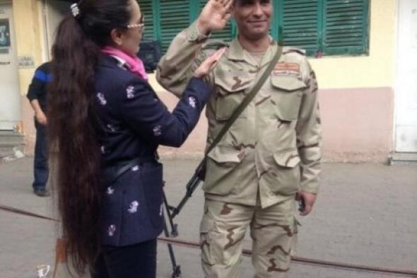 بالصور : شريهان تحيى الجيش والشرطة النسائية فى استفتاء الدستور الجديد