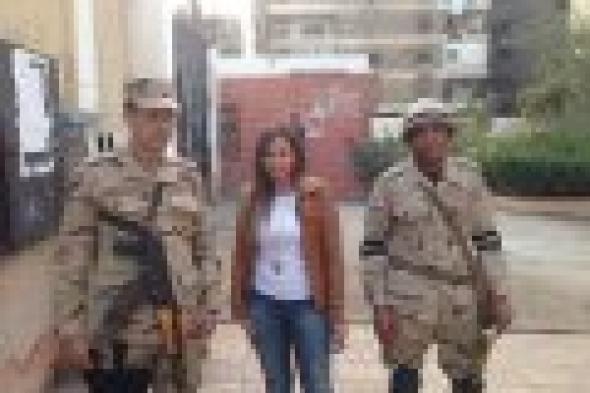 بالصور : سومة بجانب جنود قوات الجيش المصرى فى استفتاء الدستور