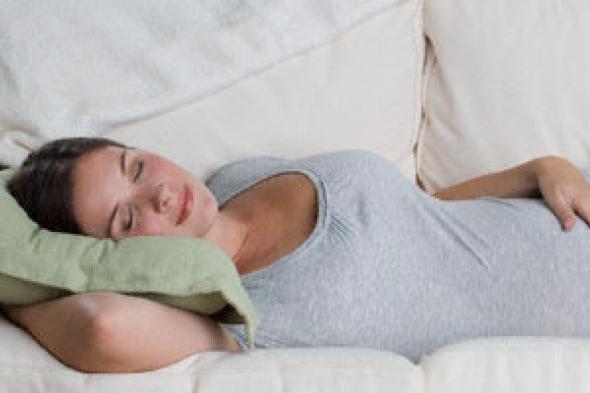 المرأة تحتاج للنوم أكثر من الرجل لتساعد المخ على إعادة شحن بطارياته
