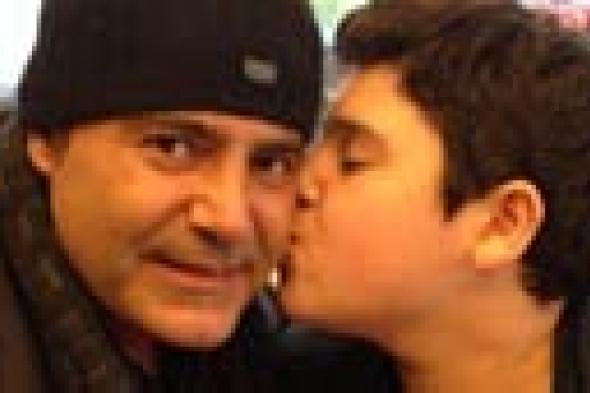 صورة: نجل عاصي الحلاني يطبع قبلة على وجه أبيه بعد مغادرته المستشفى