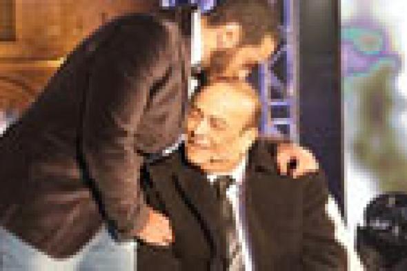 بالفيديو: تامر حسني يشارك والده "الغربة"
