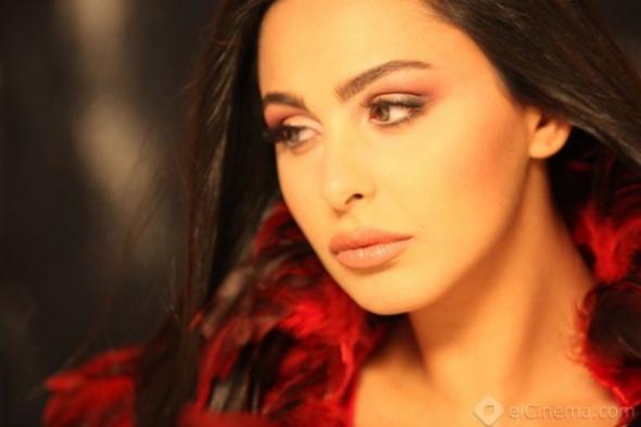 ميس حمدان تنشر الصورة الأولى لها من كواليس مسلسل "عشق النساء"