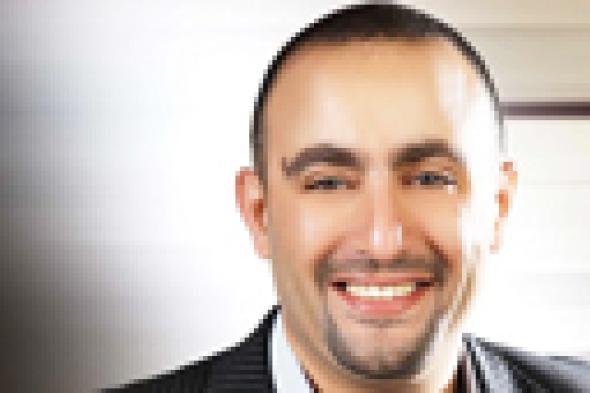 أحمد السقا وزوجته في لندن برحلة علاج