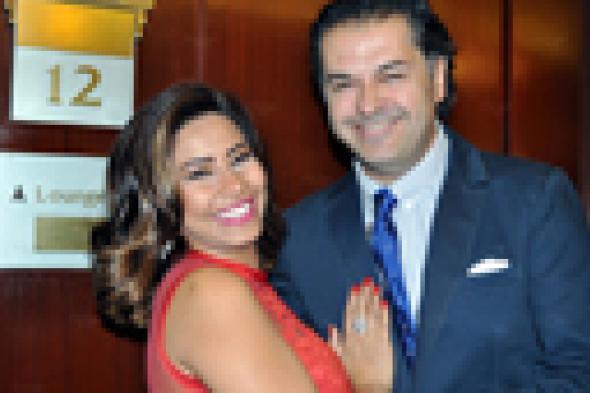 بالصور: شيرين تخطف الأنظار بالأحمر.. وراغب يلبي طلبات معجباته في سهرة عيد الحب