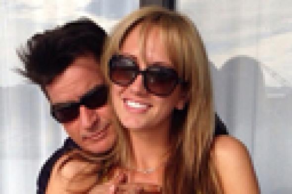 تشارلي شين يتقدم لخطبة صديقته ممثلة الأفلام الإباحية