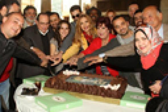 بالصور: أسرة "الخطيئة" تحتفل ببدء التصوير