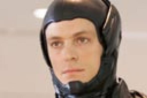 بطل فيلم Robocop: البدلة سببت لي ضيقا في التبول