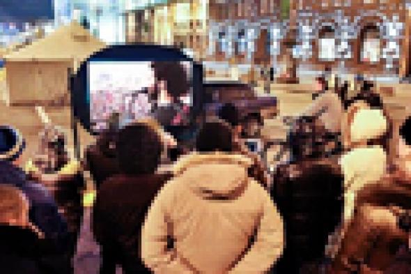 بالفيديو: متظاهرو أوكرانيا يبكون خلال عرض الفيلم المصري "الميدان" في كييف