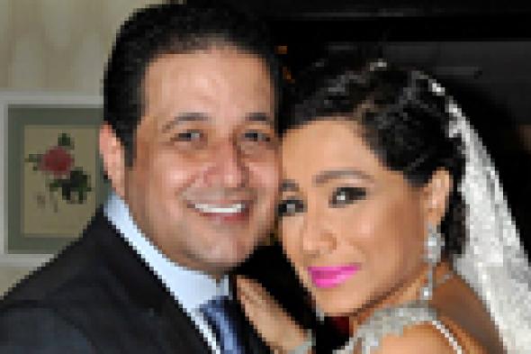 بالصور: بسمة وهبة تحتفل بعيد زواجها بفستان زفاف و"جينز"