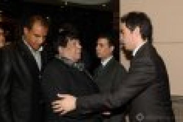 بالصور: شعبان عبدالرحيم ونجوم اﻹعلام في عزاء والدة المسلماني