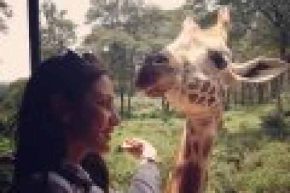 بالصور: درة تنشر صورها مع الزرافة في أدغال أفريقيا