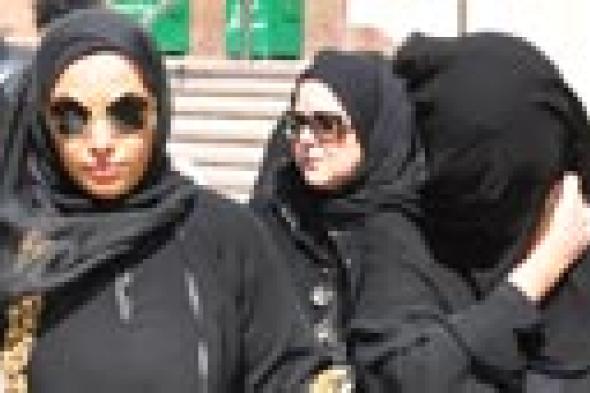 ميرفت أمين تخفي وجهها من المصورين في جنازة والدتها