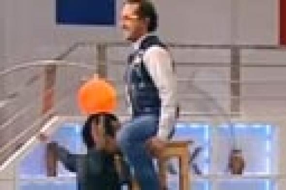 بالفيديو: رجل خارق يرفع شريف مدكور في الهواء مستخدما أسنانه