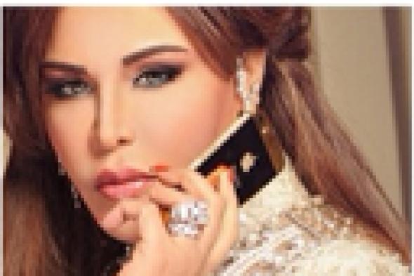 صورة: أحلام تتباهى بموبايل من الذهب والمجوهرات
