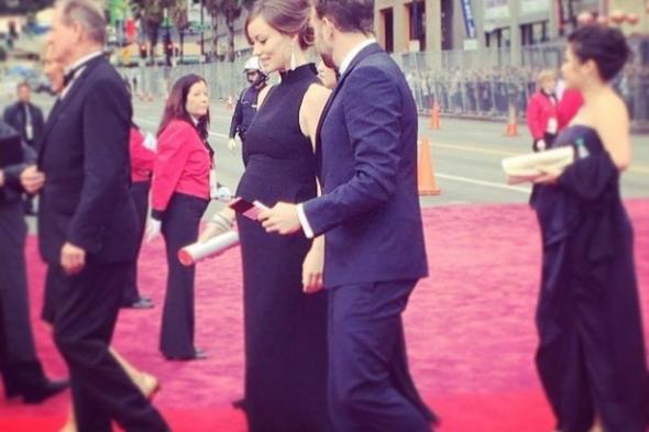 أوليفيا وايلد حامل على السجادة الحمراء للأوسكار