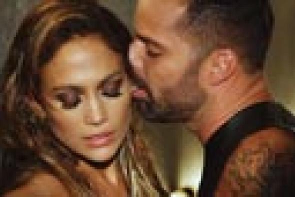 بالفيديو: ريكي مارتن يعض أذن جينيفر لوبيز في كليب Adrenalina