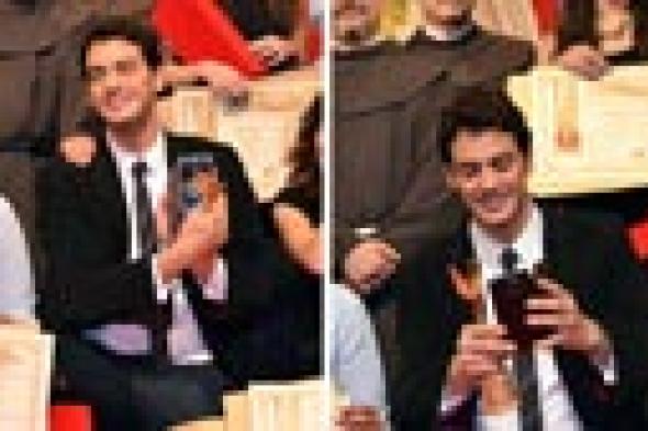 صورة: على طريقة نجوم الأوسكار.. خالد أبو النجا يلتقط Selfie في ختام المهرجان الكاثوليكي!