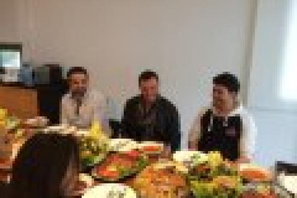 بالصور: كاظم الساهر يدعو فريقه في  The Voice  لوليمة غداء