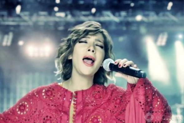 بالصورة : أصالة تستعرض قوتها وتتفوق على شقيقها داخل صالة "الجيم"