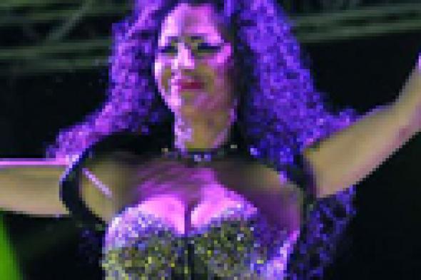 بالصور: دوللي شاهين مثيرة على طريقة بيونسيه في حفل "دريم بارك"