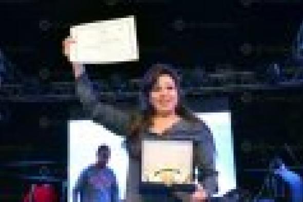 بالصور: فيفي عبده الأم المثالية في نادي الطيران