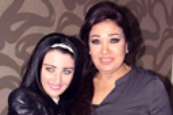بالصور: صافينار مع نجوم MBC  في كواليس "يحدث في مصر"