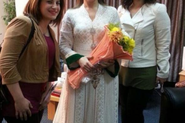 بالصورة: نسمة محجوب تهدي ماجدة الرومي باقة من الزهور