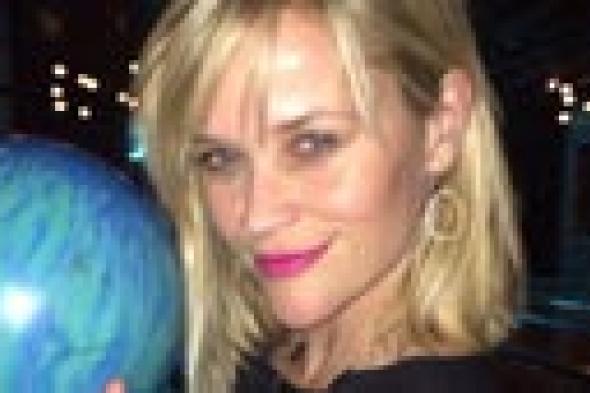 بالصور: ريس ويذرسبون تحتفل بعيد ميلادها الـ 38 بلعب "البولينج"