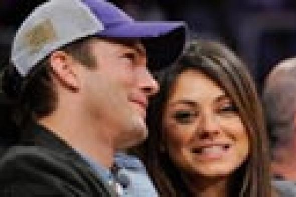 "الخطيبان" أشتون كوتشر وميلا كونيس ينتظران قدوم طفلهما الأول