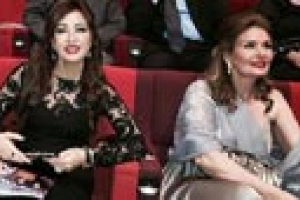 بالصور: يسرا ولطيفة تجتمعان في مهرجان مسقط للسينما