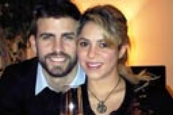 شاكيرا تحرم صديقها بيكيه من العمل مع عارضات أزياء مثيرات